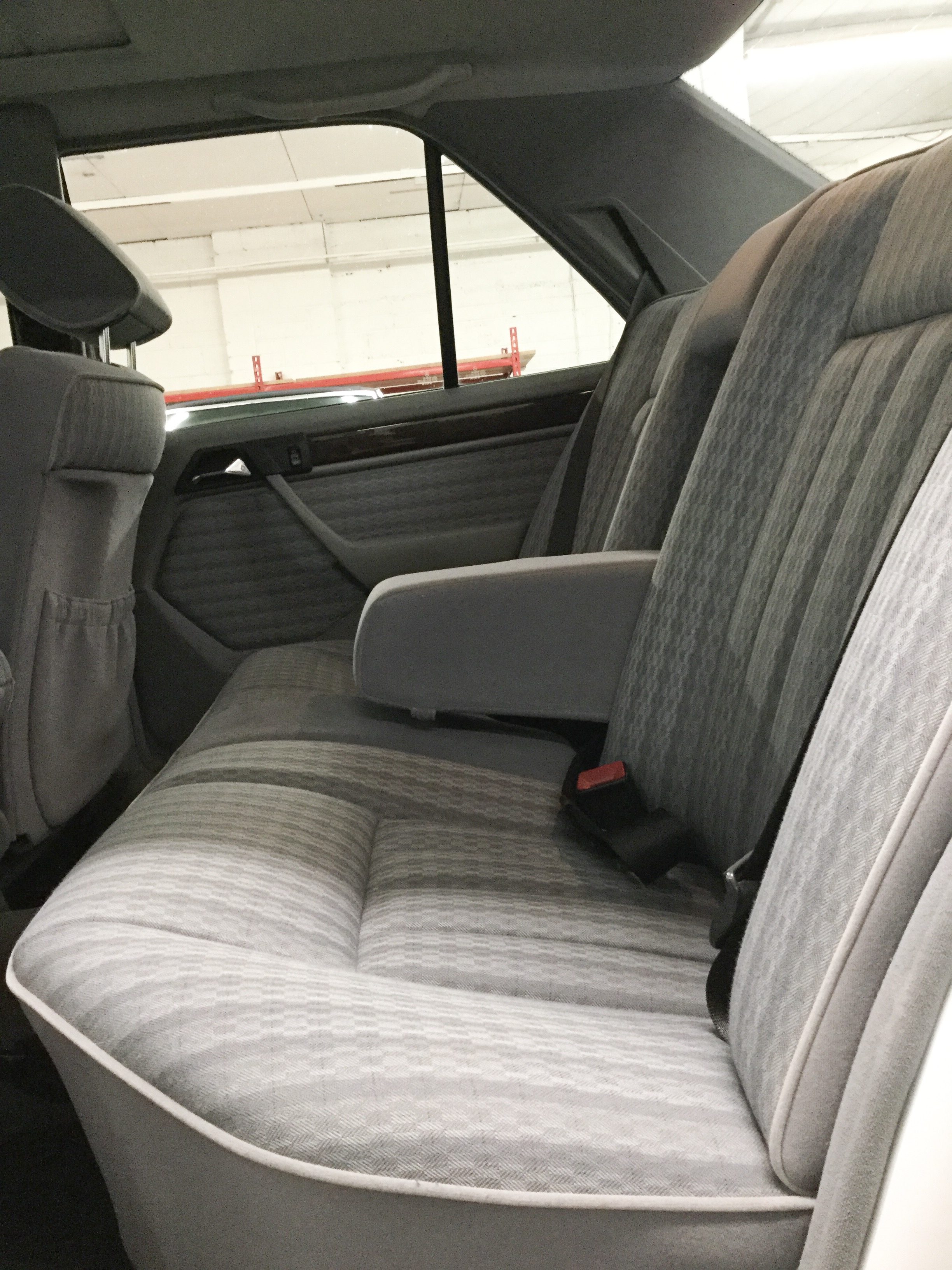 Time warp Mercedes 250D (W124) - Image 12