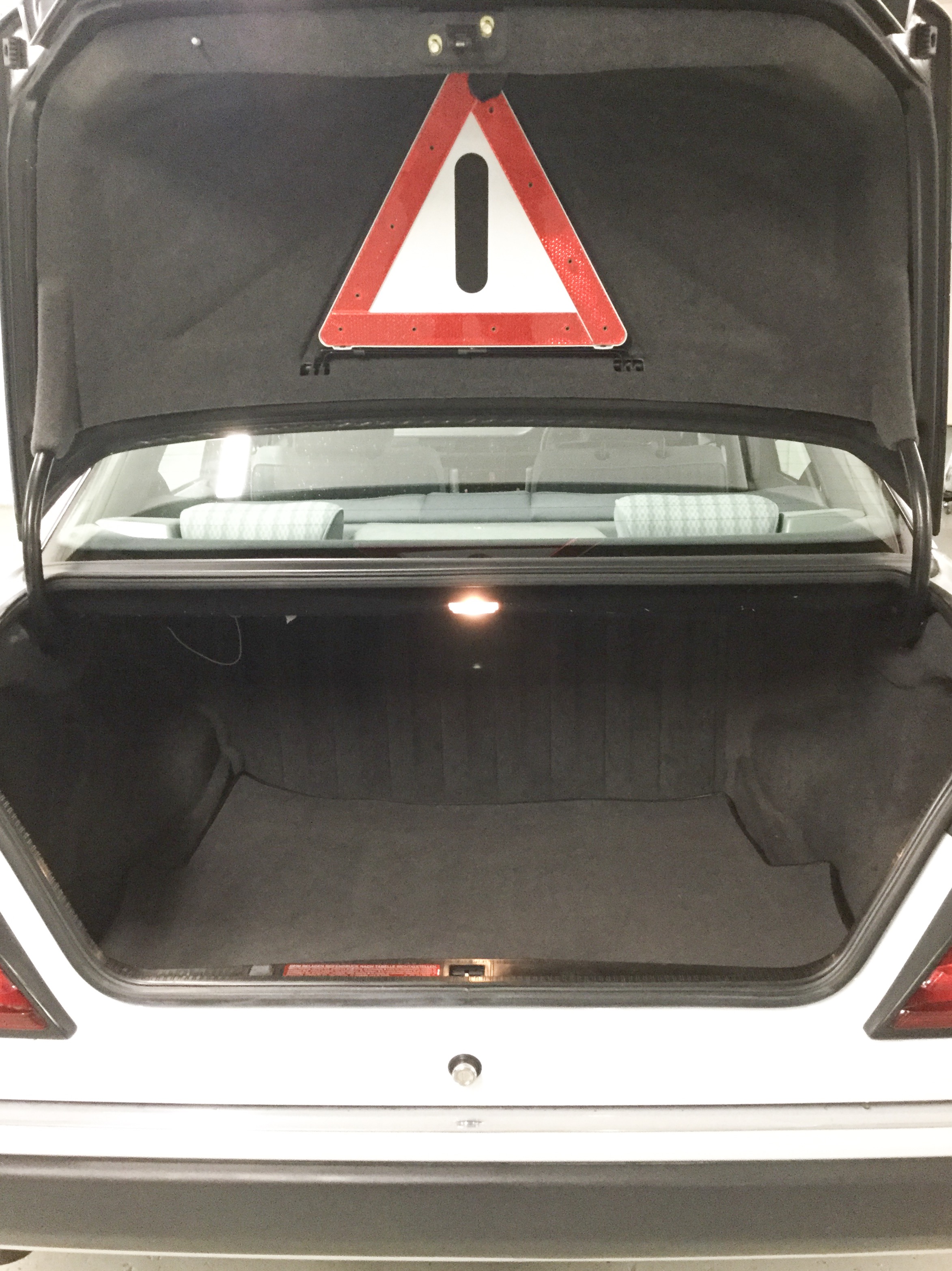 Time warp Mercedes 250D (W124) - Image 16