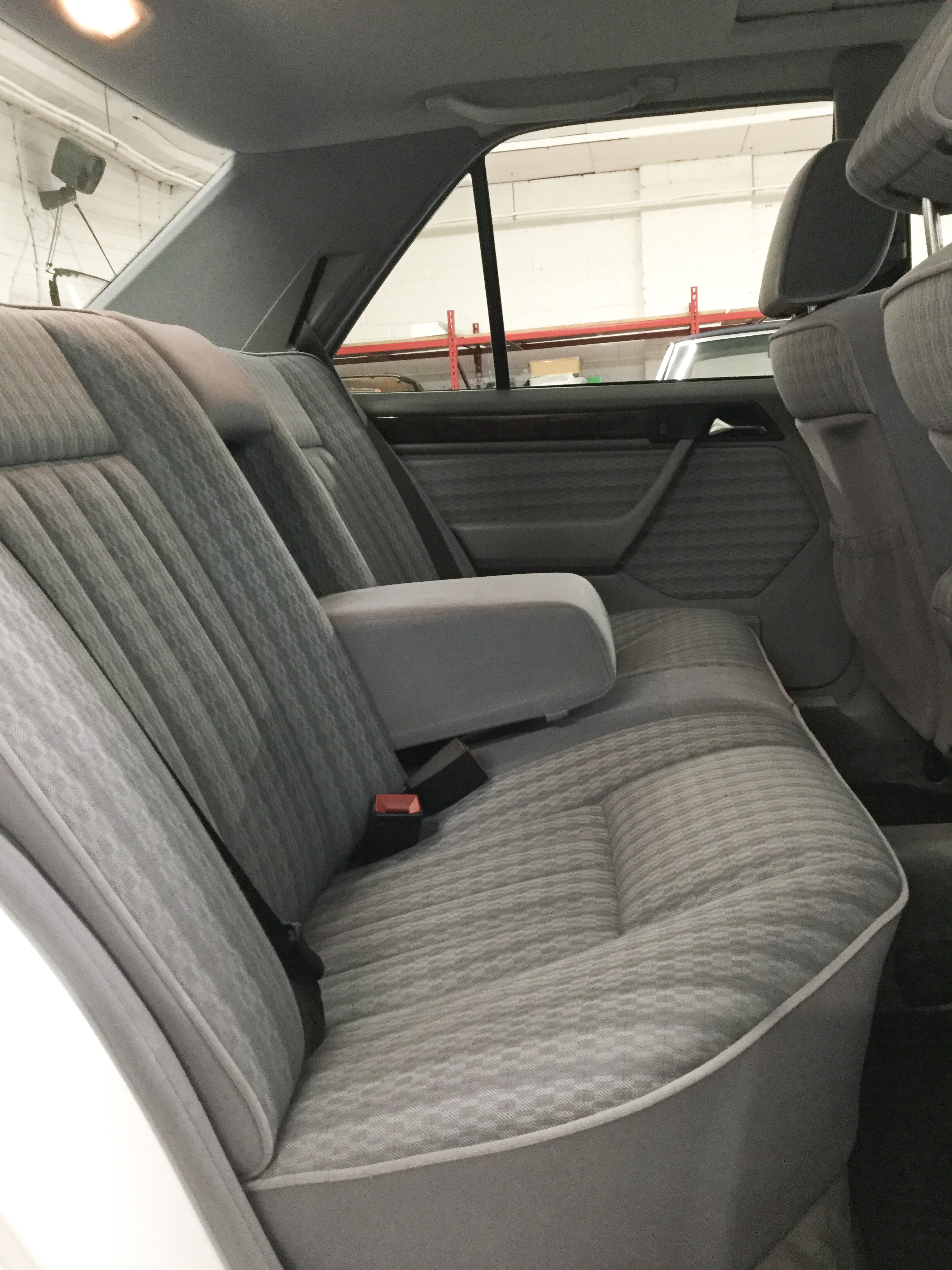Time warp Mercedes 250D (W124) - Image 11