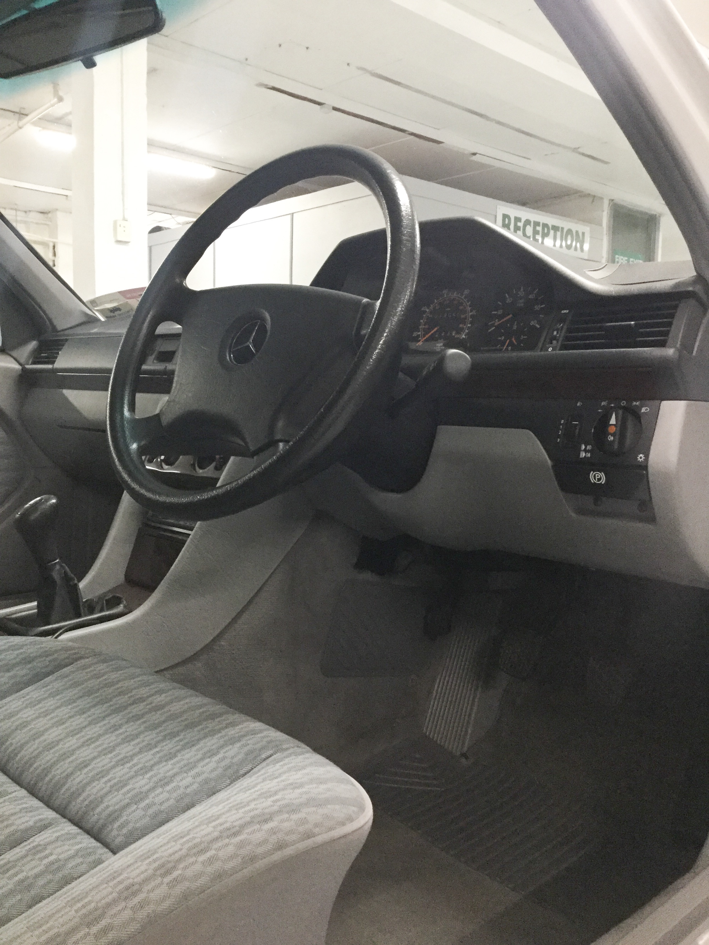 Time warp Mercedes 250D (W124) - Image 8