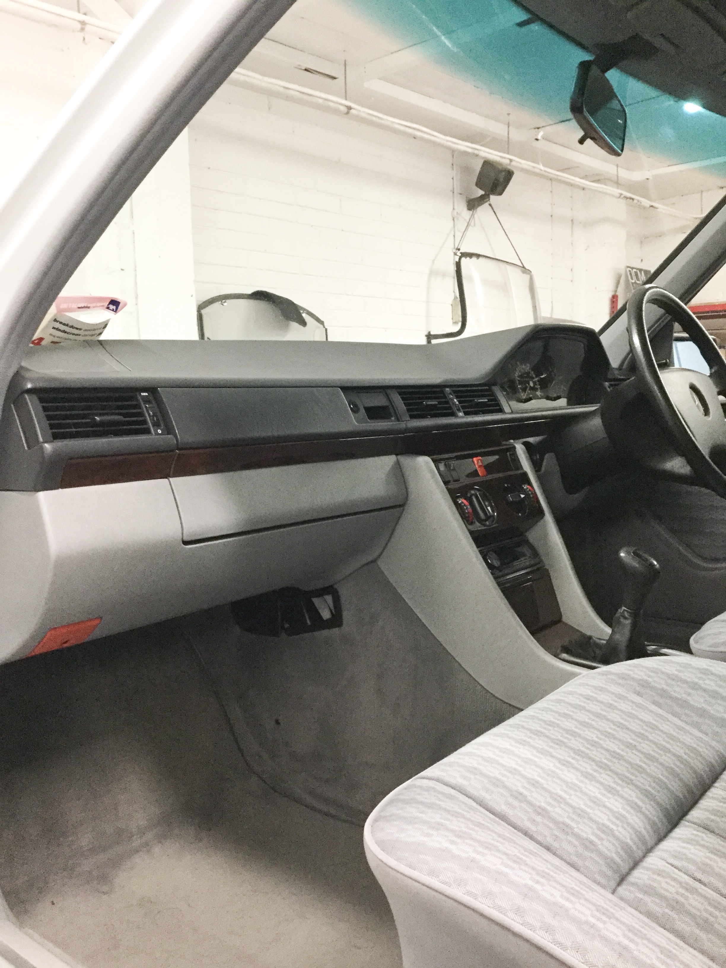 Time warp Mercedes 250D (W124) - Image 9