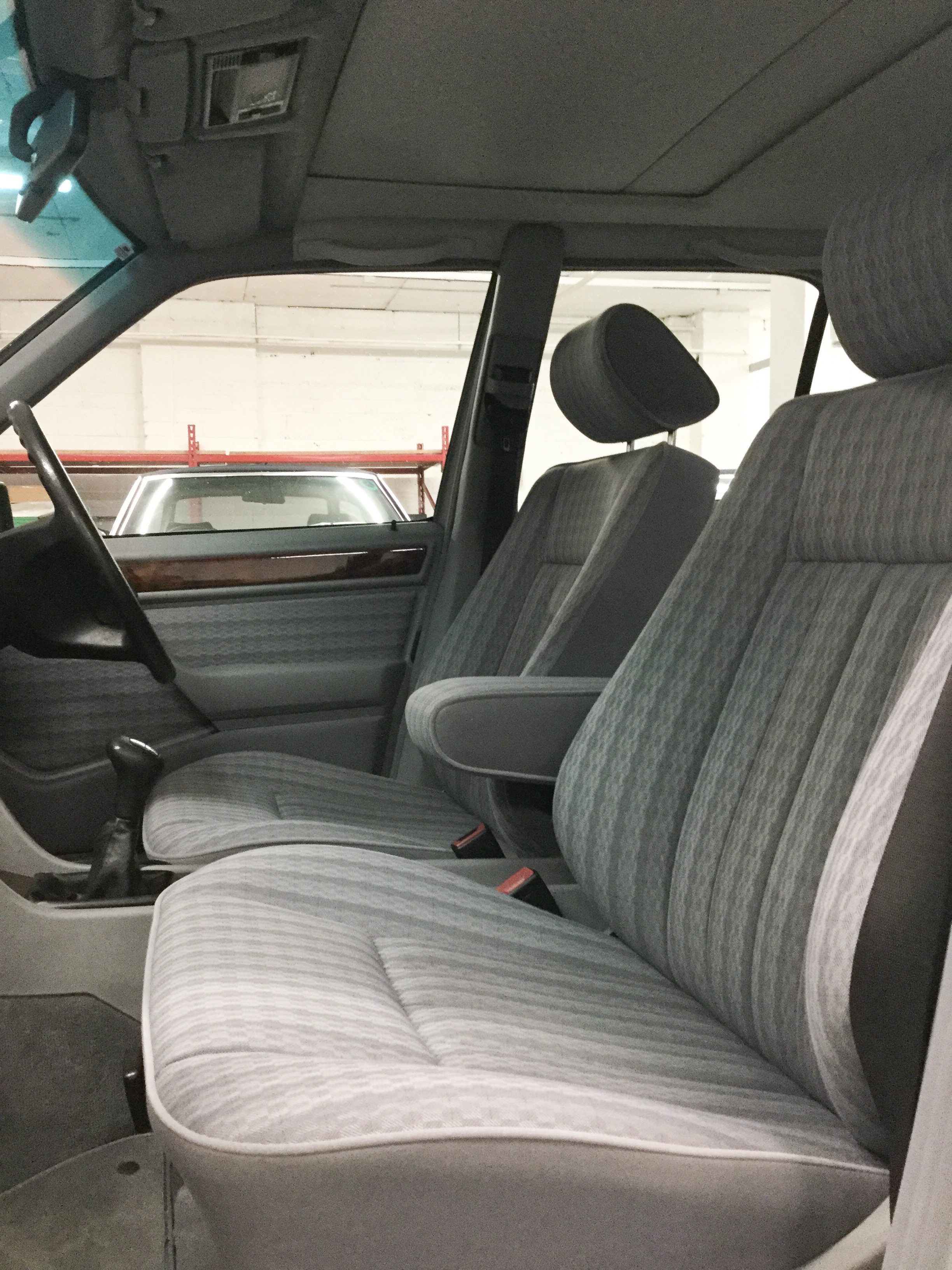 Time warp Mercedes 250D (W124) - Image 10