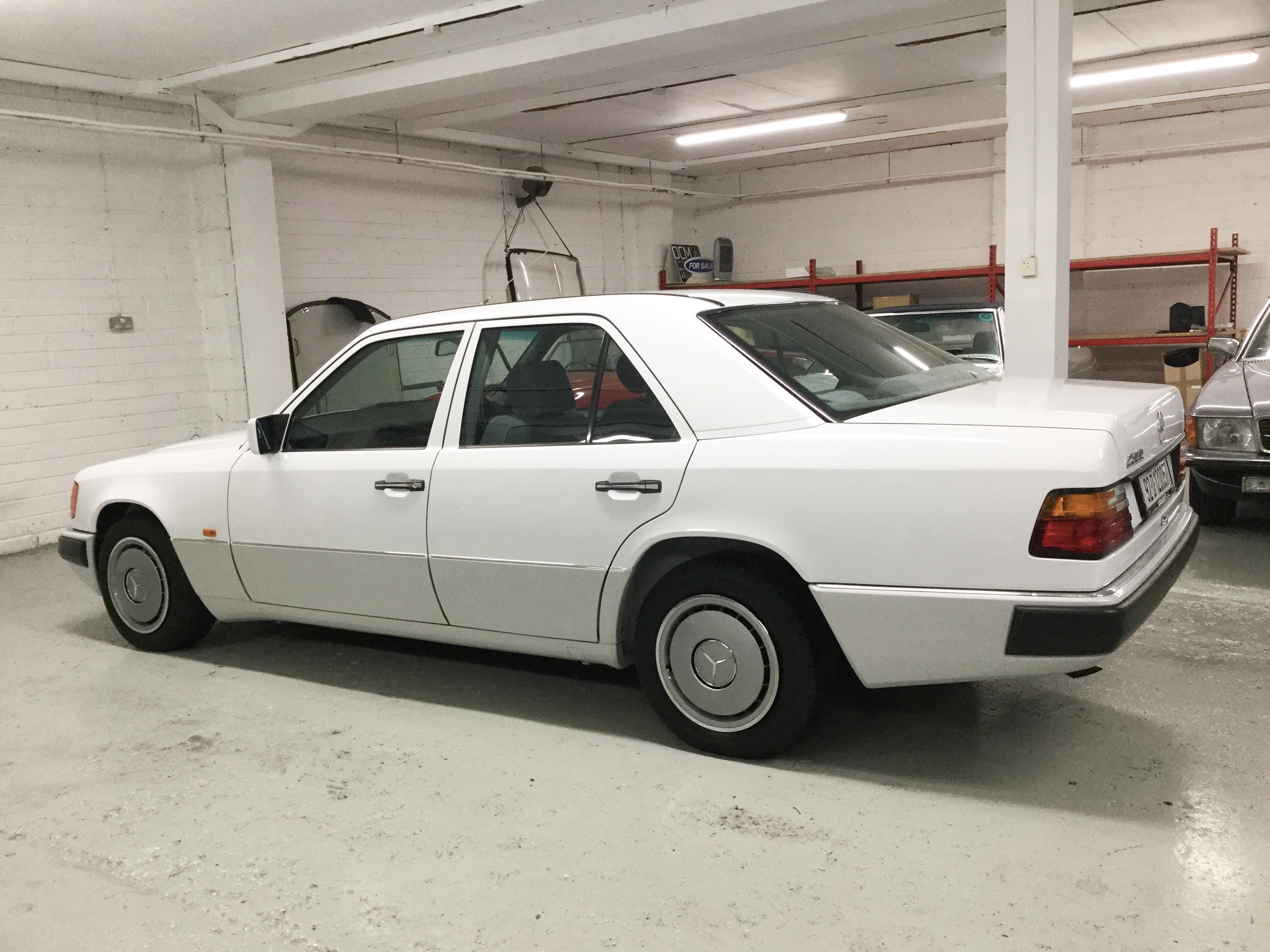 Time warp Mercedes 250D (W124) - Image 6