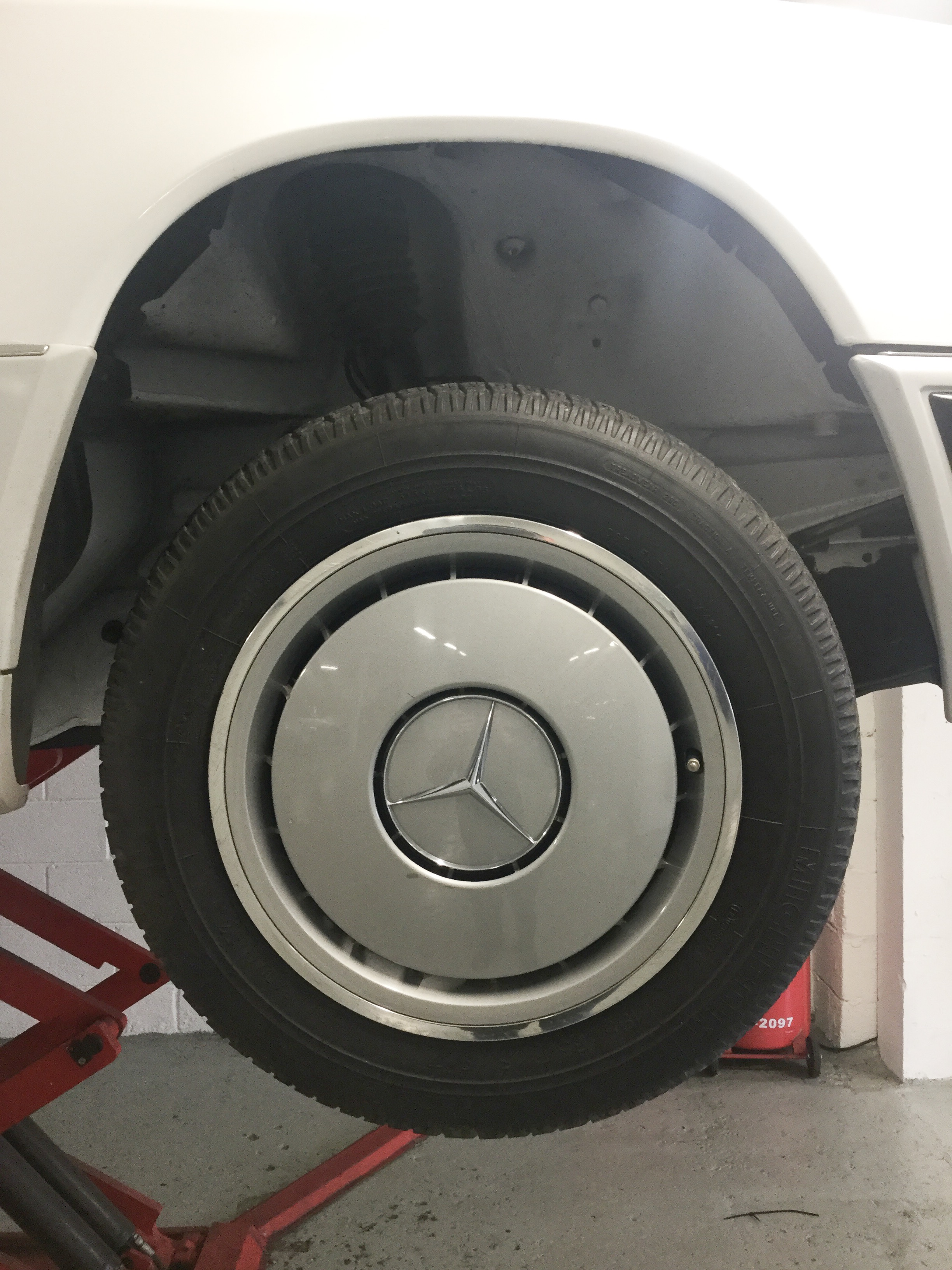 Time warp Mercedes 250D (W124) - Image 21